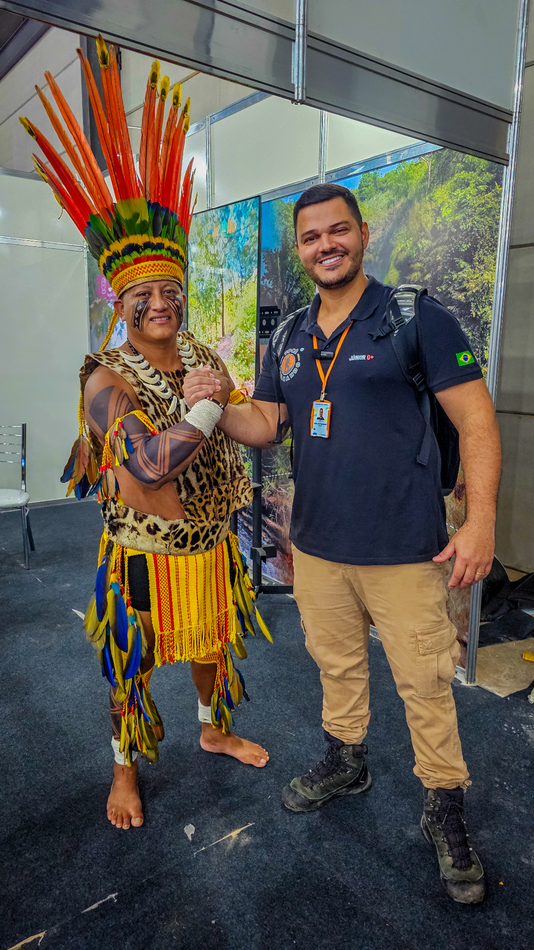 Júnior, fundador da Você Trilhando, ao lado de um indígena no Mato Grosso