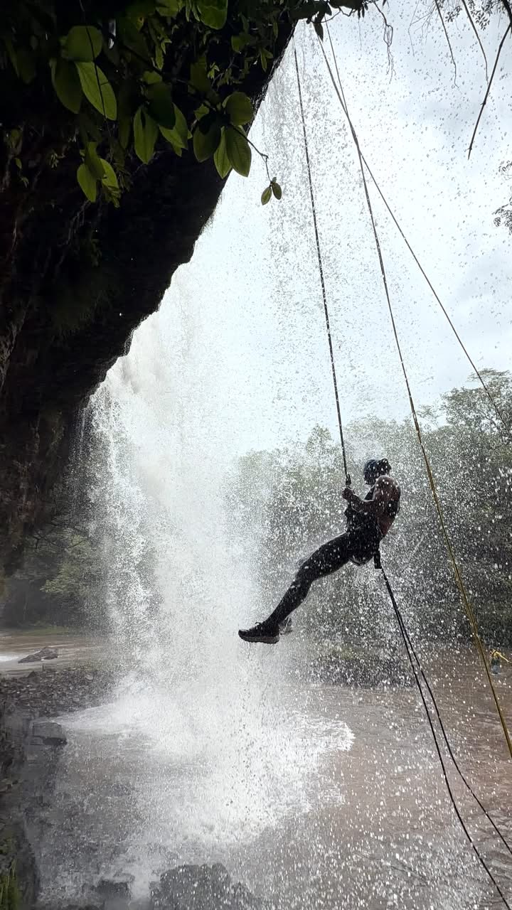 Rapel em cachoeira de Jaciara